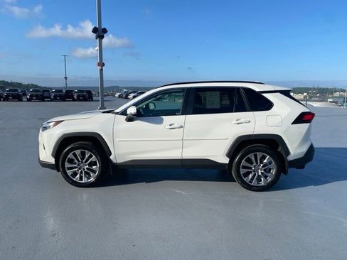 Certified 2022 Toyota RAV4 XLE Premium AWD/4WD image 9