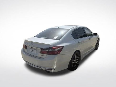 Used 2017 Honda Accord Touring image 3
