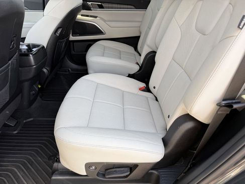 Used 2024 Kia Telluride SX w/ Towing Package image 8