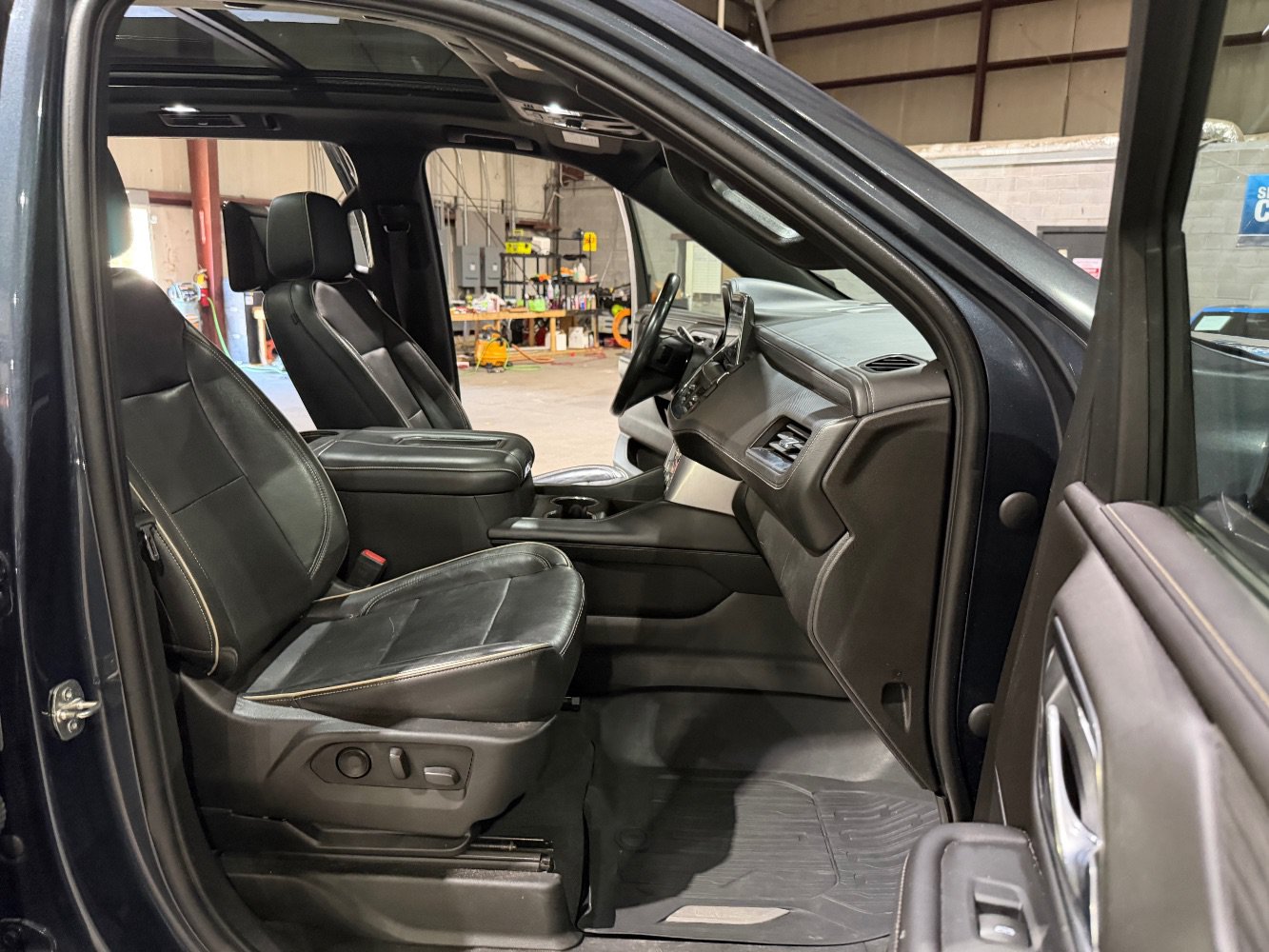 Used 2021 GMC Yukon SLT w/ SLT Luxury Plus Package RWD image 25
