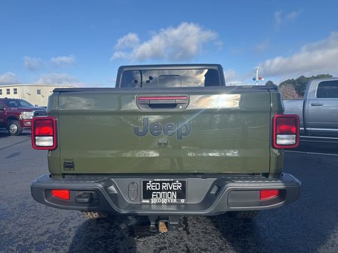 Used 2023 Jeep Gladiator Sport image 5