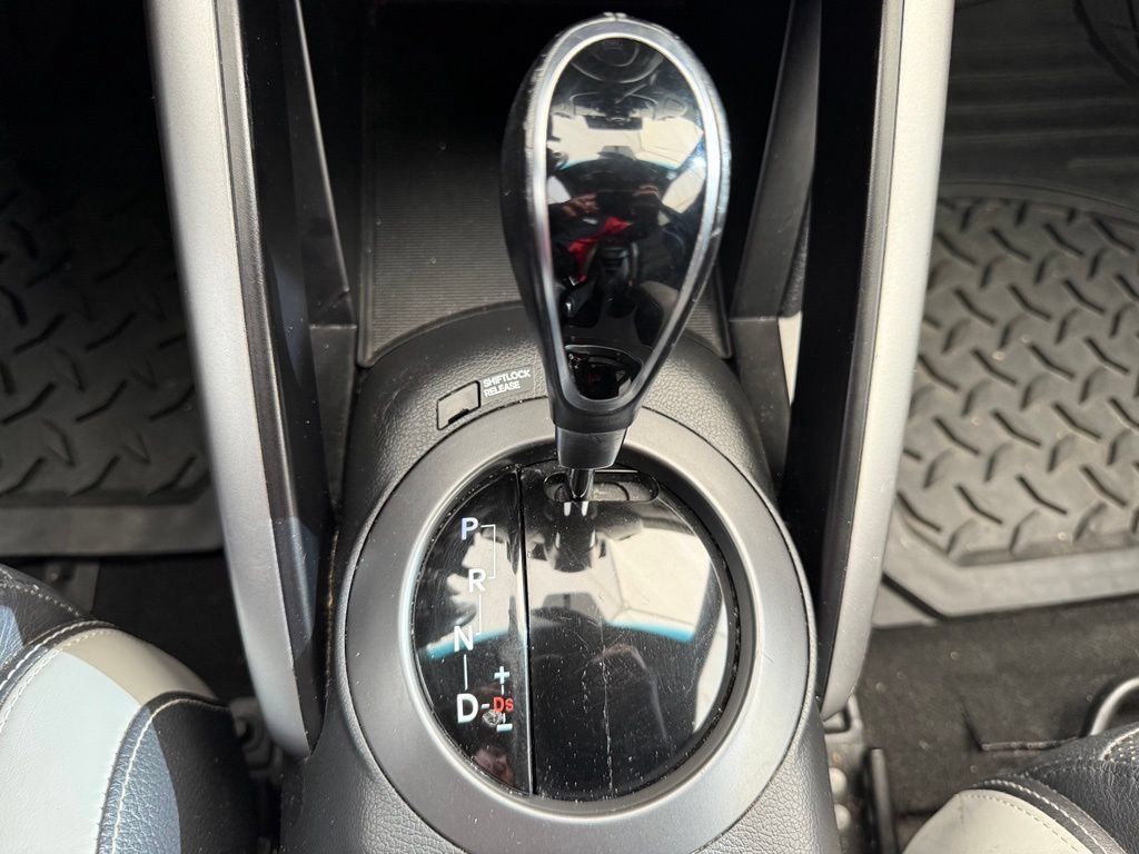 Used 2016 Hyundai Veloster Turbo FWD image 21