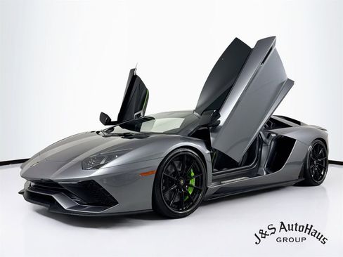 Used 2018 Lamborghini Aventador S AWD/4WD image 3