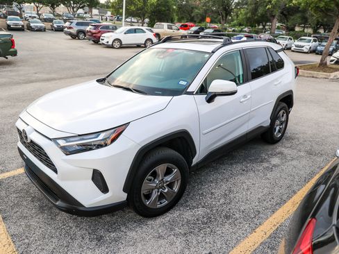 Used 2025 Toyota RAV4 XLE w/ Convenience Package FWD image 3
