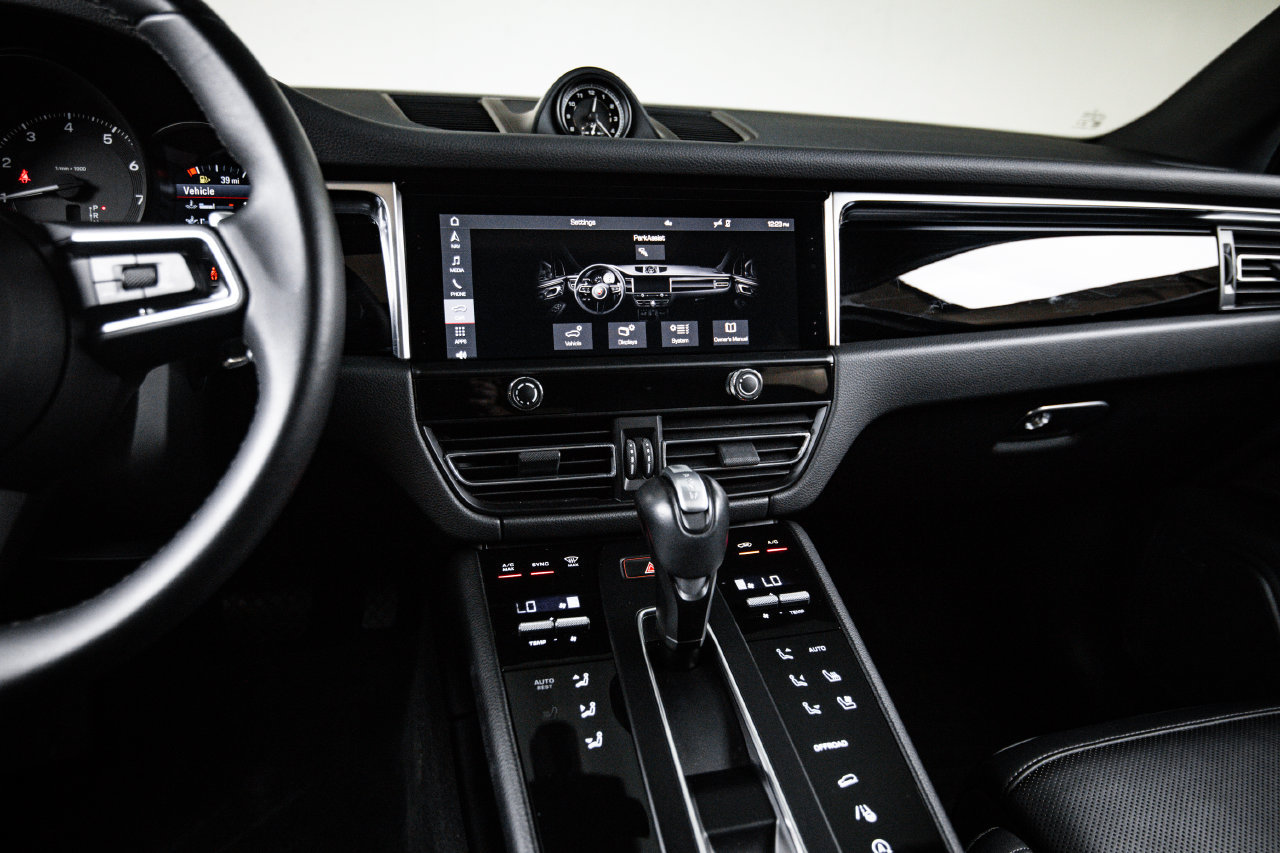 Certified 2024 Porsche Macan AWD/4WD image 18