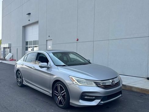 Used 2017 Honda Accord Touring image 4