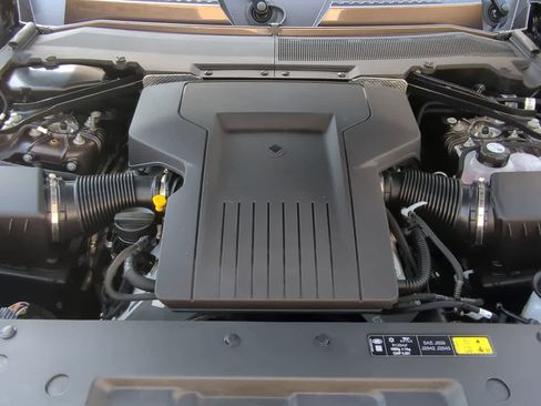 Used 2025 Land Rover Defender 110 image 15