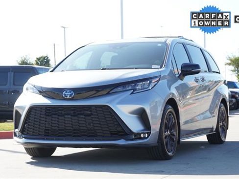 Used 2025 Toyota Sienna XSE w/ XSE Premium Package image 3