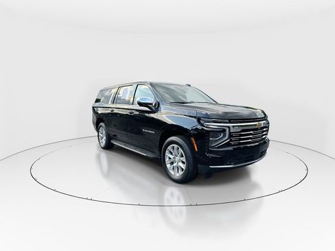 Used 2025 Chevrolet Suburban Premier RWD image 2