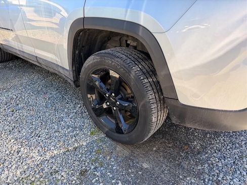 Used 2024 Jeep Grand Cherokee Altitude image 23