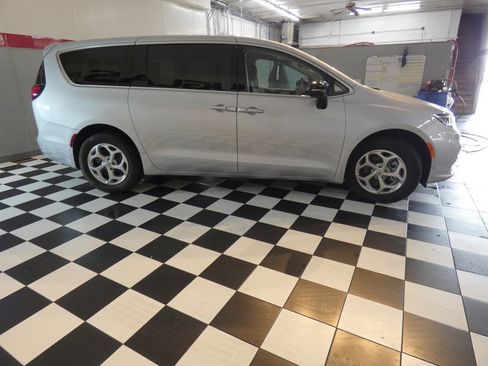 Used 2024 Chrysler Pacifica Limited w/ Trailer Tow Group AWD/4WD image 4