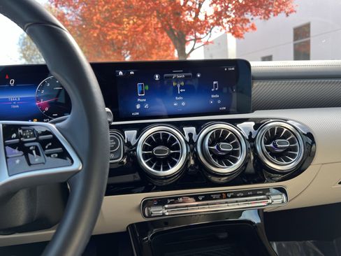 Used 2025 Mercedes-Benz CLA 250 image 31