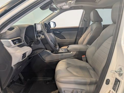 Used 2020 Toyota Highlander XLE image 12