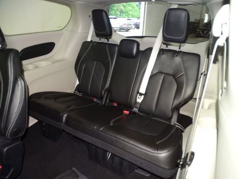 Used 2024 Chrysler Pacifica Touring-L image 13