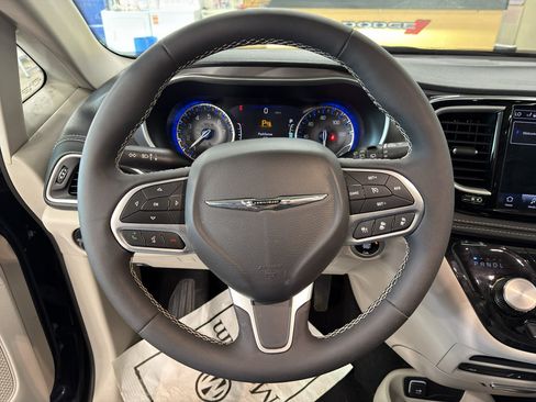 Used 2024 Chrysler Pacifica Touring-L w/ Uconnect Theater Family Group FWD image 6