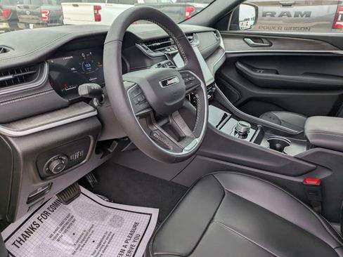 Used 2025 Jeep Grand Cherokee Limited w/ Black Appearance Package image 9