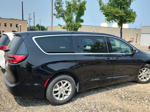Used 2024 Chrysler Pacifica Touring-L FWD image 4