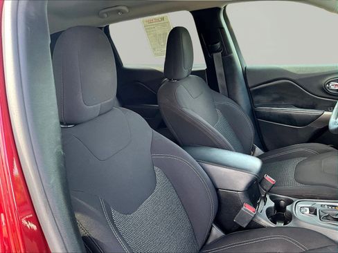 Used 2019 Jeep Cherokee Latitude w/ Popular Appearance Group AWD/4WD image 29