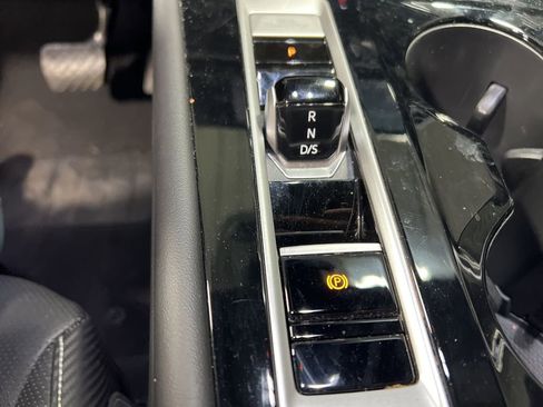 Used 2025 Volkswagen Atlas Cross Sport SE image 33