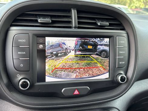 Used 2025 Kia Soul LX w/ LX Technology Package FWD image 21
