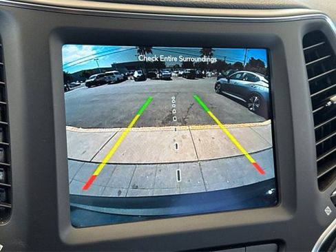 Used 2023 Jeep Cherokee Altitude Lux image 27