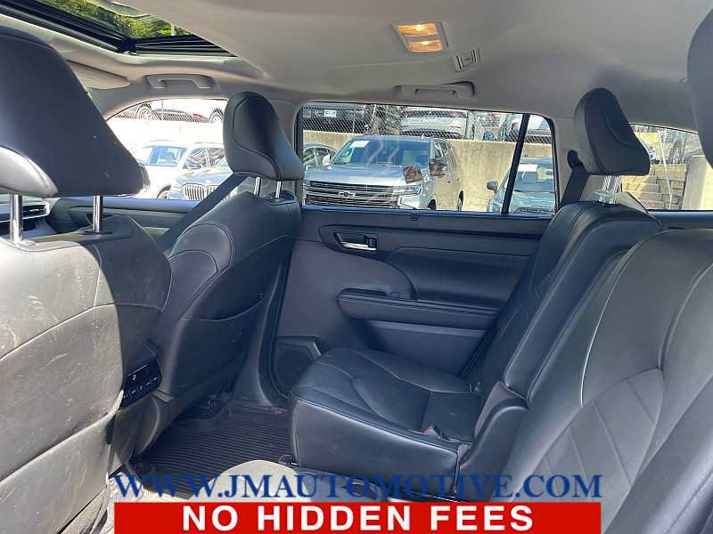 Used 2021 Toyota Highlander XLE AWD/4WD image 3