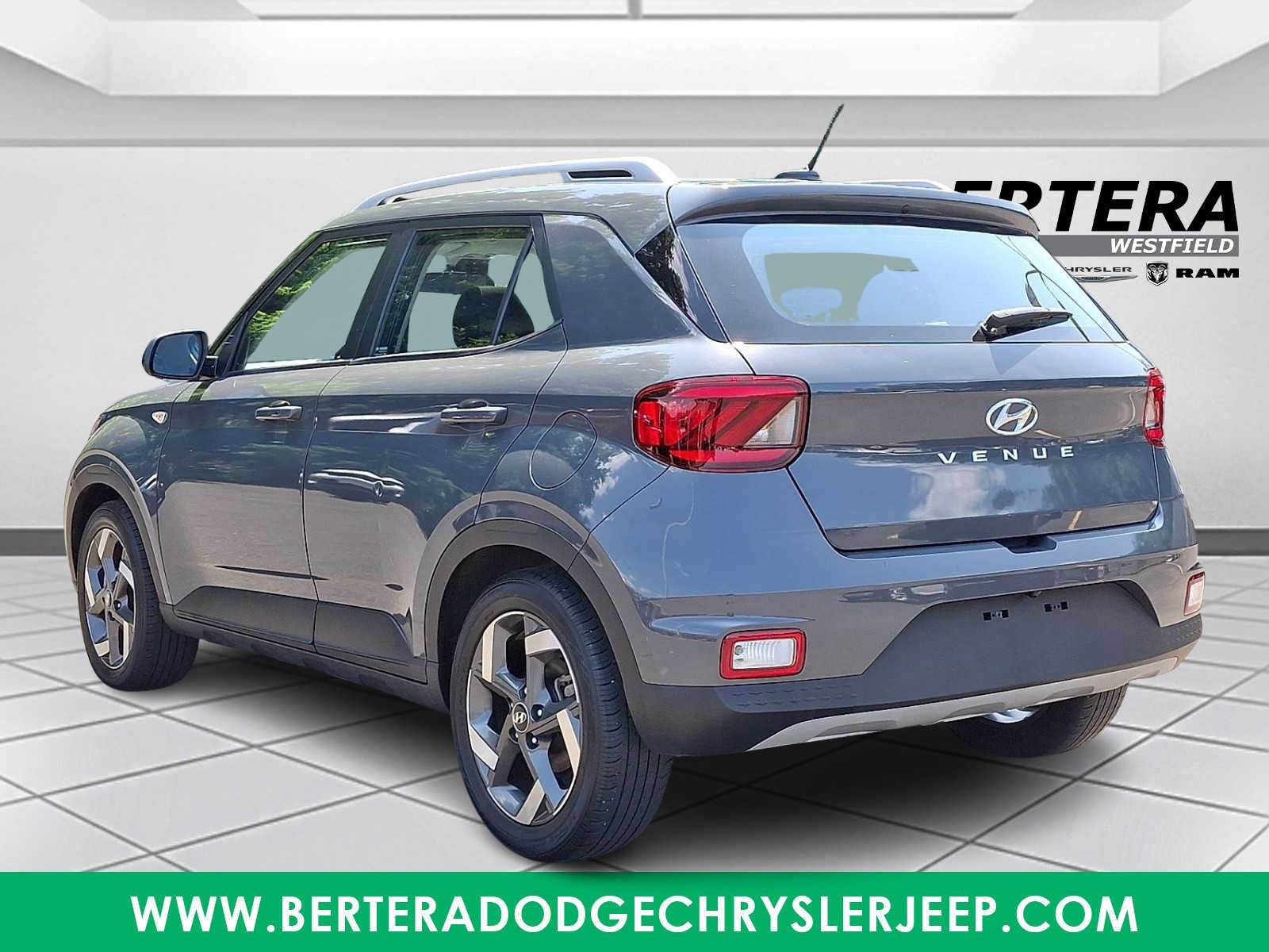 Used 2024 Hyundai Venue SEL FWD image 4