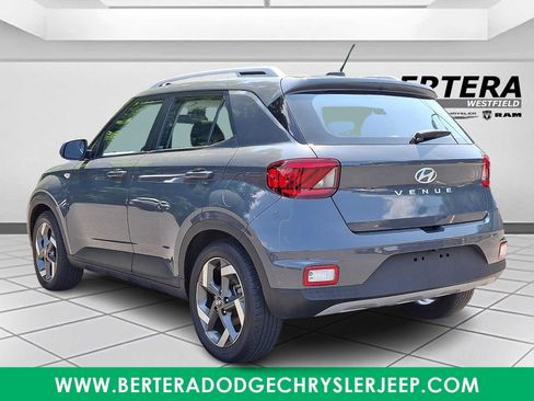 Used 2024 Hyundai Venue SEL FWD image 4