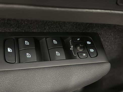 Used 2023 Volvo XC40 B5 Ultimate w/ Climate Package image 22