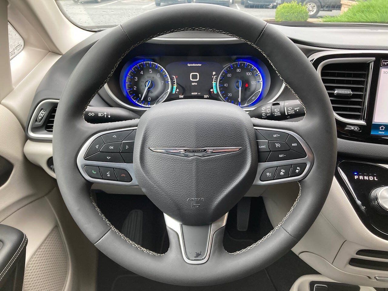 Used 2024 Chrysler Pacifica Touring-L FWD image 17
