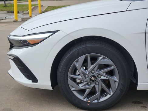 New 2026 Hyundai Elantra Hybrid w/ Cargo Package FWD image 5
