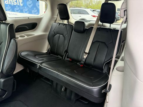 Used 2024 Chrysler Pacifica Limited image 6