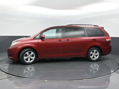 Used 2012 Toyota Sienna LE w/ Towing Pkg image 4