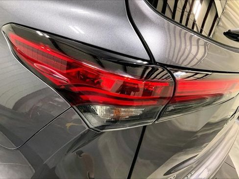 Used 2022 Toyota Highlander XLE AWD/4WD image 30