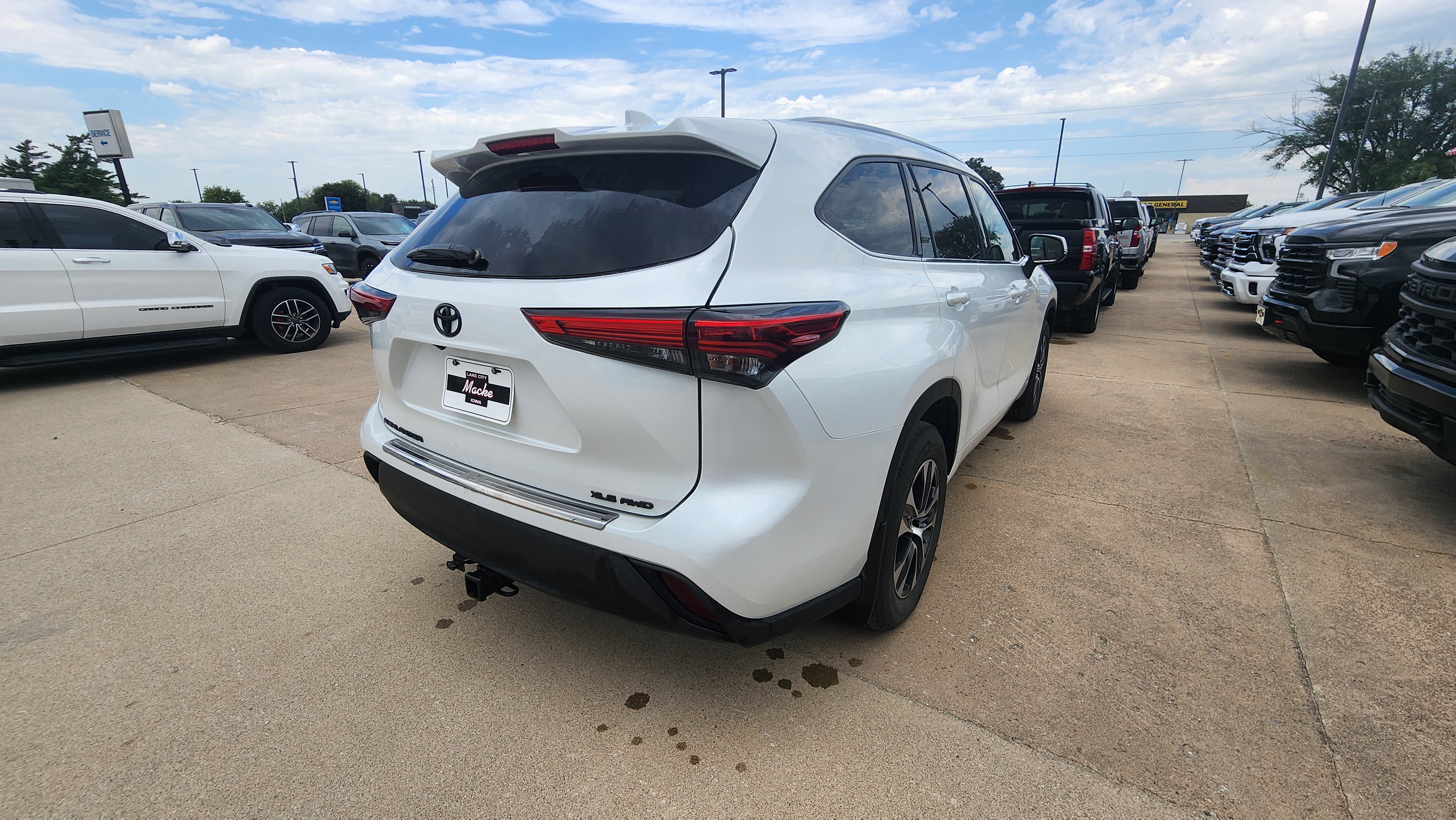 Used 2022 Toyota Highlander XLE AWD/4WD image 4