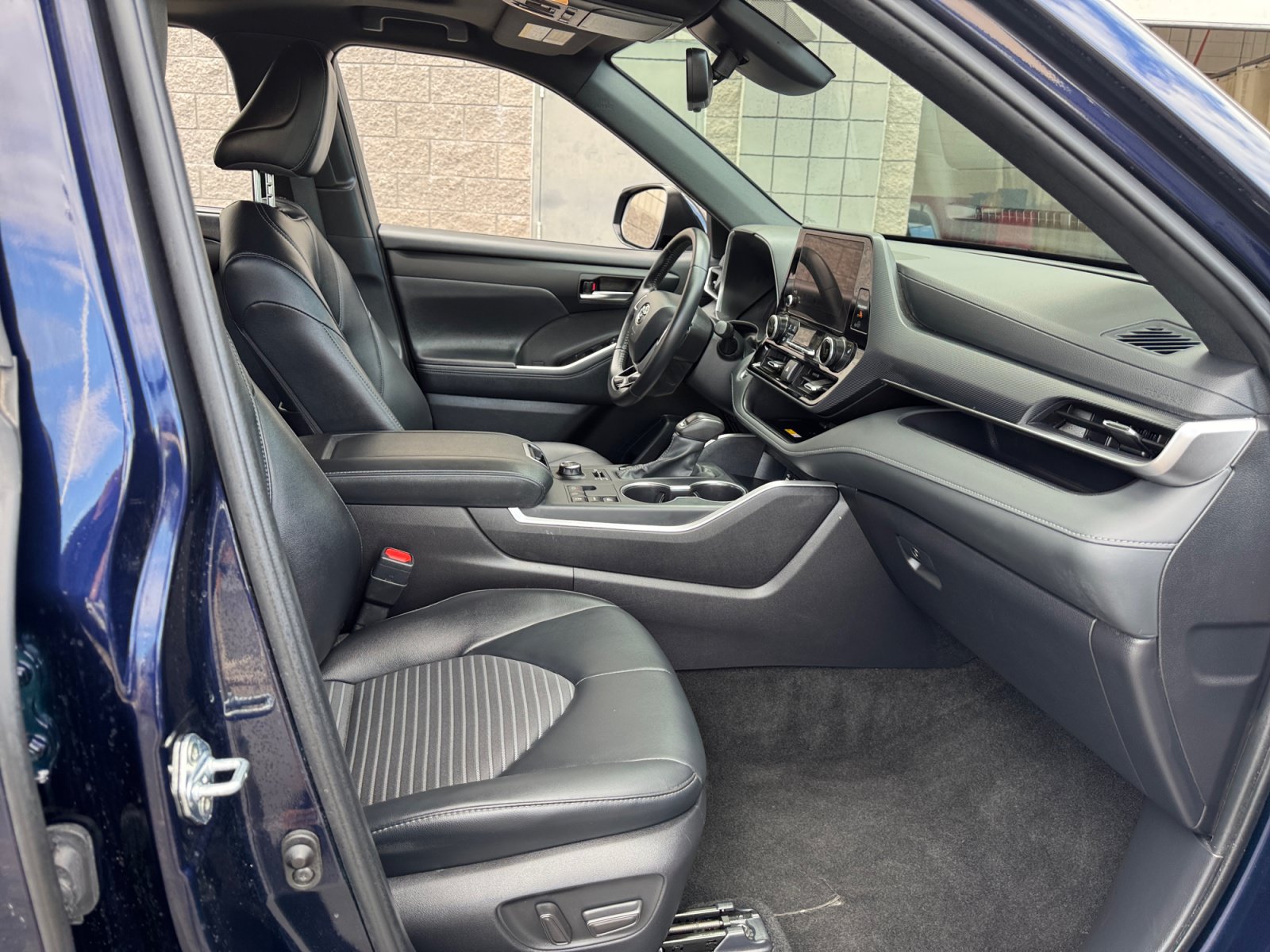 Used 2025 Toyota Highlander XSE AWD/4WD image 19