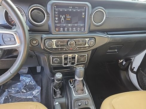 Used 2018 Jeep Wrangler Unlimited Sahara image 35