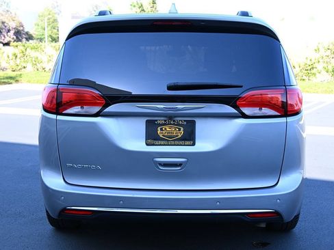 Used 2019 Chrysler Pacifica Touring-L FWD image 6