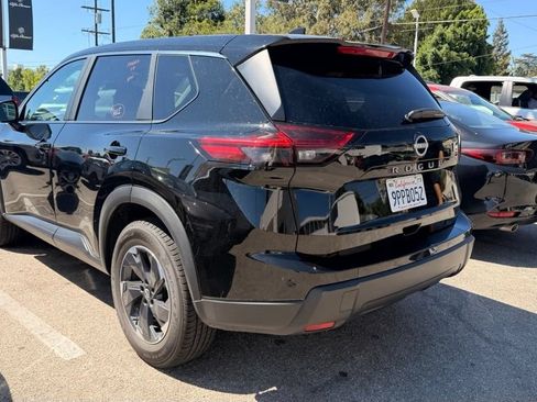 Used 2025 Nissan Rogue SV FWD image 3
