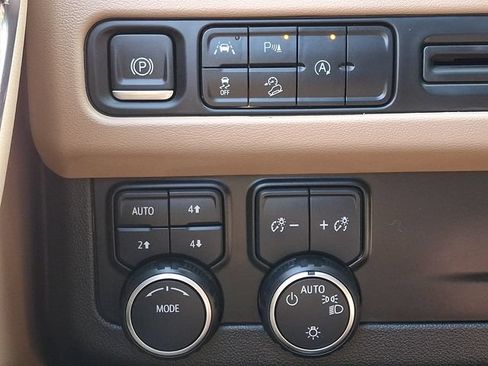 Used 2023 Chevrolet Tahoe Premier AWD/4WD image 25