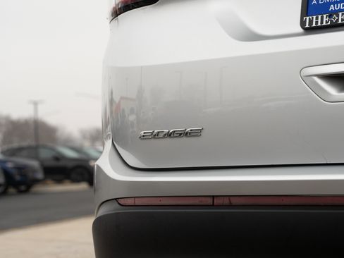 Used 2018 Ford Edge SE image 26