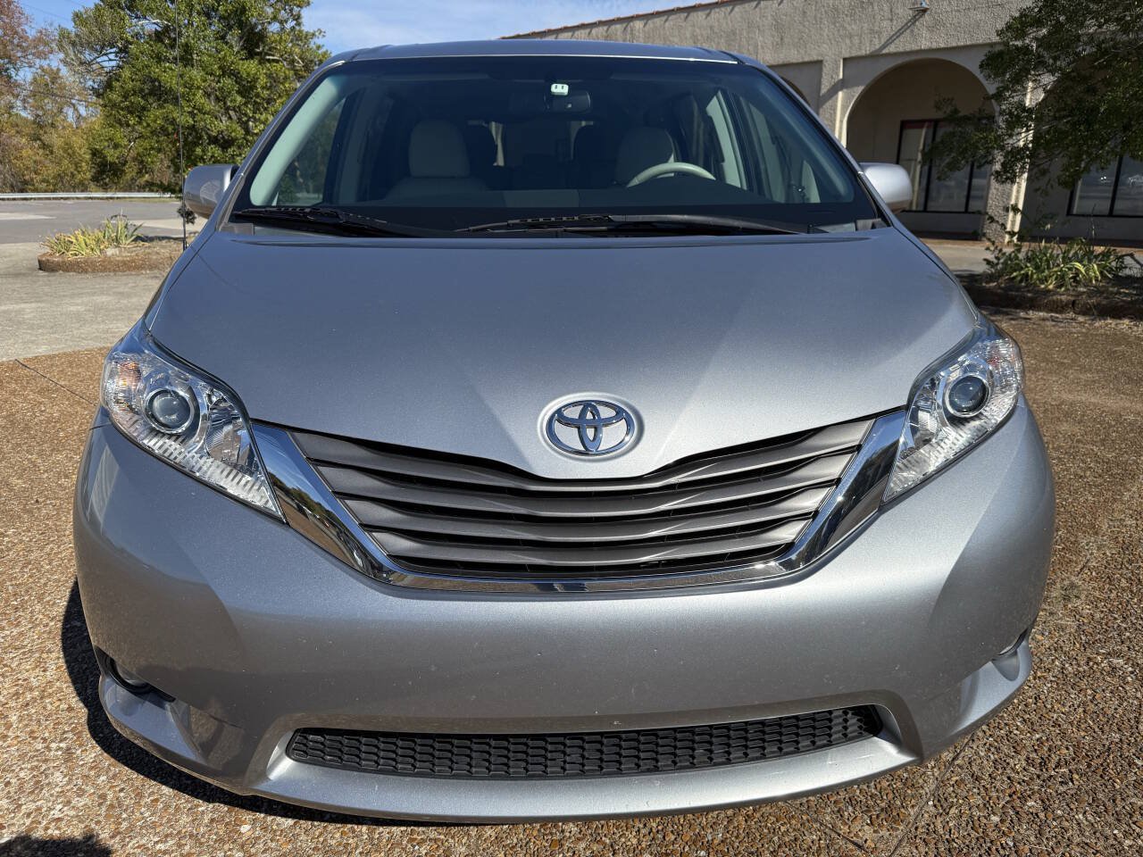 Used 2011 Toyota Sienna XLE w/ Entertainment Pkg FWD image 3