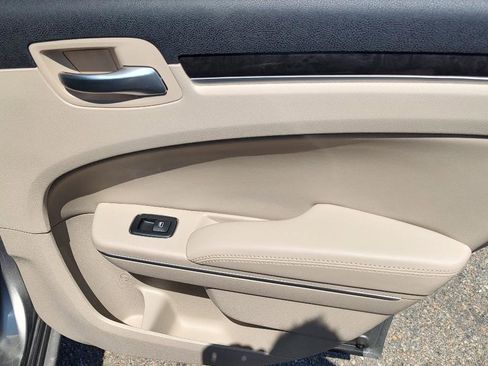 Used 2014 Chrysler 300 RWD image 21