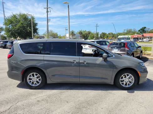 Used 2023 Chrysler Pacifica Touring-L FWD image 5