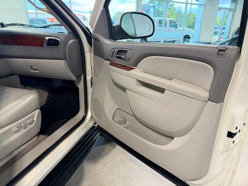 Used 2011 GMC Yukon SLT w/ SLT-2 Equipment Package AWD/4WD image 22
