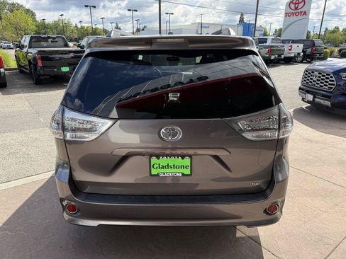 Used 2015 Toyota Sienna SE Premium FWD image 5