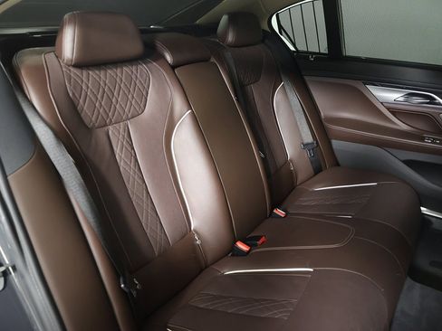 Used 2021 BMW 740i xDrive w/ Premium Package image 36