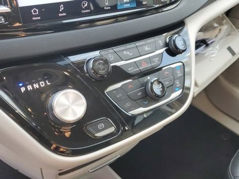 Certified 2024 Chrysler Pacifica Touring-L image 16