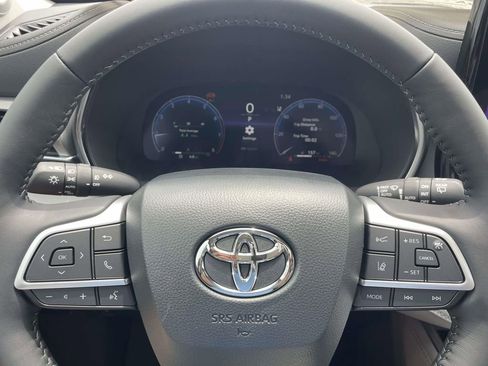 New 2026 Toyota Highlander Platinum AWD/4WD image 17