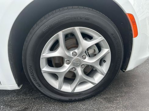 Used 2020 Chrysler Pacifica Limited FWD image 28